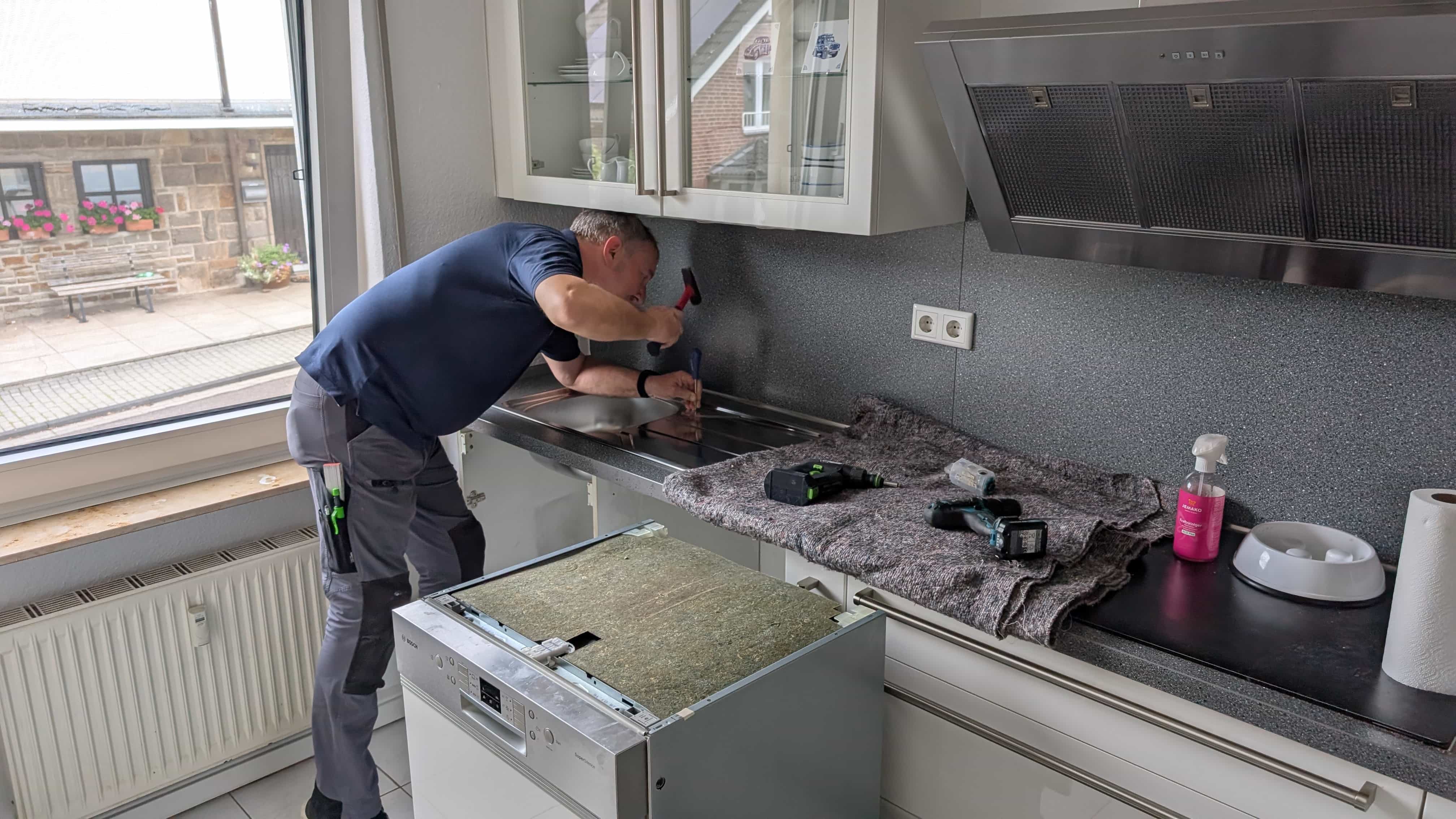 Christian Falk bei der Küchenreparatur in Mettmann